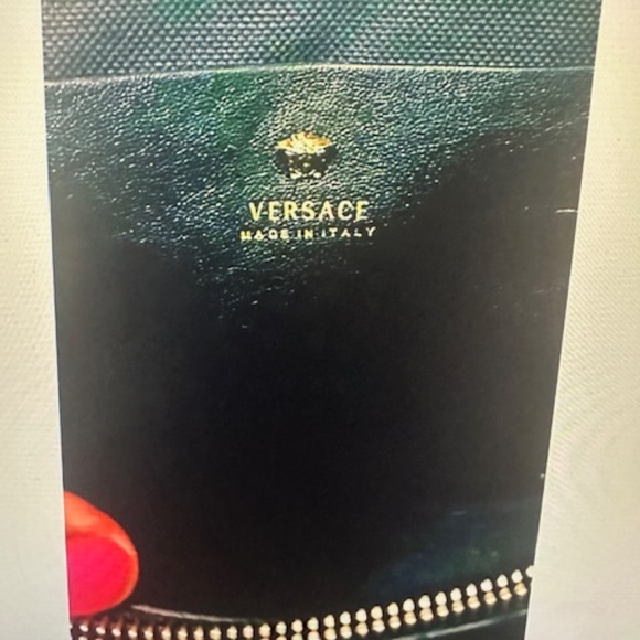 The Versace La Medusa Soft Lamb Leather Bag in size M is a luxurious and stylish - Picture 2 of 16